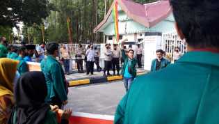 Tolak RUU Omnibuslaw, BEM KM UMRI Gelar Aksi di depan Kantor DPRD Prov. Riau