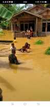 Terjebak Banjir, Personel Bhabinkamtibmas Polsek Seberida Evakuasi Warga Lumpuh Akut