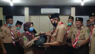 Ka Kwarda Riau bersama Mabida serahkan bantuan paket sembako kepada anggota Pramuka Kuansing