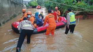 Wujud Negara Hadir, Personel TNI-Polri Dikerahkan Bantu Korban Banjir