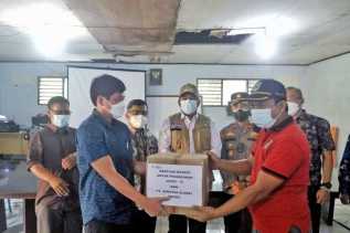 Terima Bantuan Masker CSR PT SGE,Bupati Serahkan kepada 3 Kampung di Kec.Sungai Apit )
