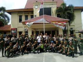 Sempena HUT ke-73 Bhayangkara, Kapolsek Tampan Dapat Surprise dari TNI