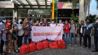 Peduli Covid 19 Bank Mega syariah Pekanbaru dan Lazismu Riau membagikan Nasi Kotak