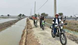 Gaya Unik Jokowi Bawa Motor Trail di Terik Matahari