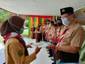Bagikan perlengkapan belajar, Kwarda Riau kunjungi Gudep berprestasi di SMPN 2 dan SDN7 Minas