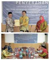 Ketua DPRD Kab.Bengkalis H.Khairul Umam dampingi Bupati Kasmarni terima Penghargaan WTP