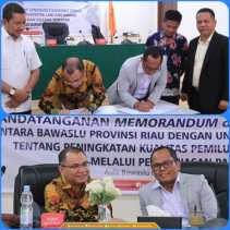 Bawaslu Riau dan Unilak Tandatangani MoU Pengawasan Partisipatif