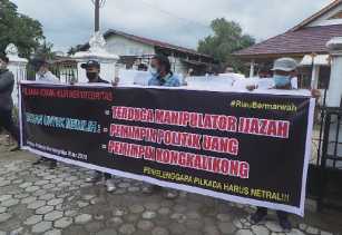 Massa Gerakan Pilkada Berintegritas Riau 2020 Gelar Aksi Demo di Bawaslu Riau