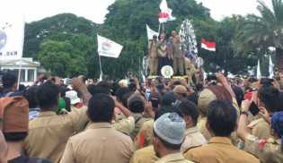 Cuma Dapat Janji, Ribuan Perangkat Desa Ingin Ketemu Jokowi