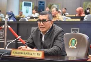 Masyarakat Keluhkan Jalan Berlubang, Ketua Komisi IV DPRD Riau H Parisman Ihwan Langsung Cek Lokasi
