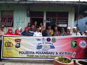 Rektor UIR Bersama Kapolresta Kunjungi Susan Dewi di Jum'at Barokah
