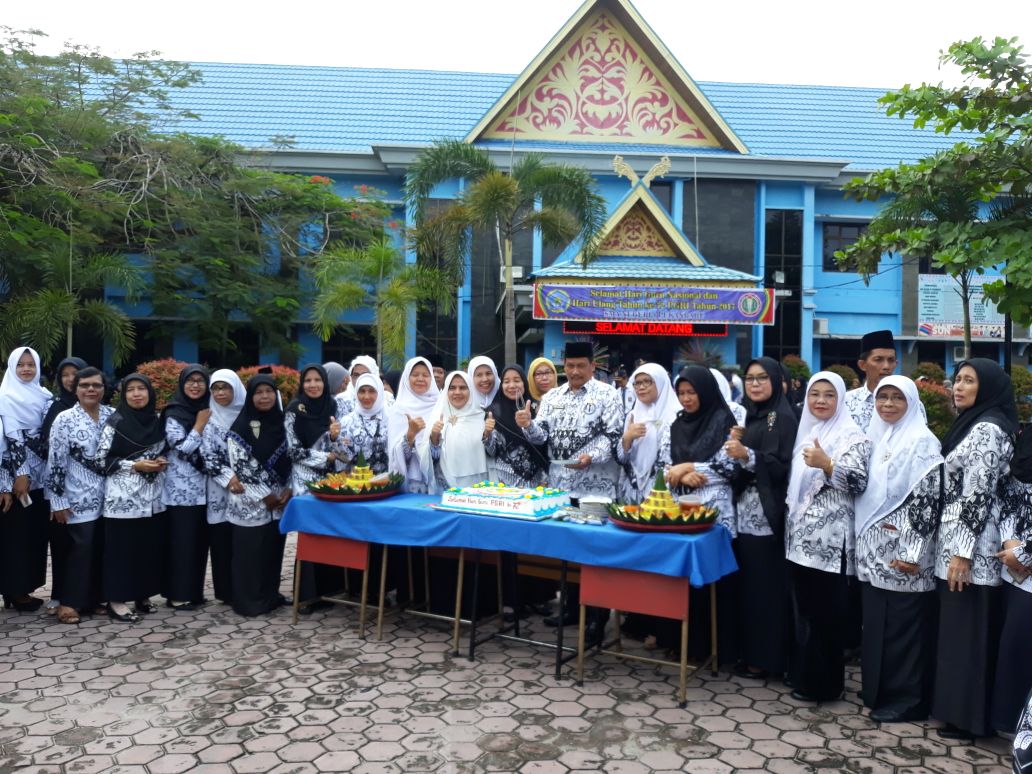 SMAN 8 Pekanbaru Potong Tumpeng Peringati Hari Guru Nasional dan HUT PGRI ke 72