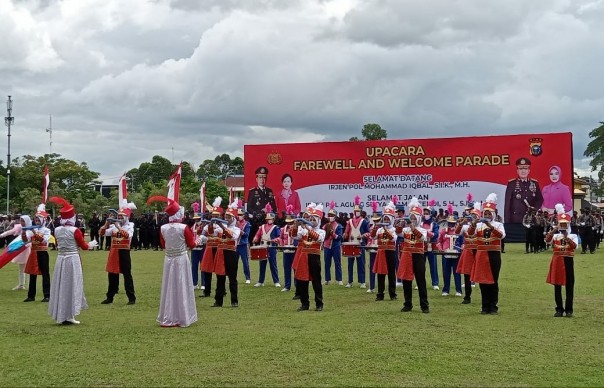 Drum Band Gita Ceria SMPN 34 Pekanbaru Tampil di Acara Farewell and Parade Kapolda Riau