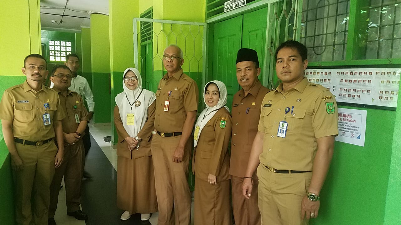 Hari pertama UNBK, Kadisdik Riau Kunjungi SMKN 1 Pekanbaru