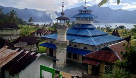 Masjid Tua Berlatar Danau Maninjau Jadi Saksi Bisu Perang Padri