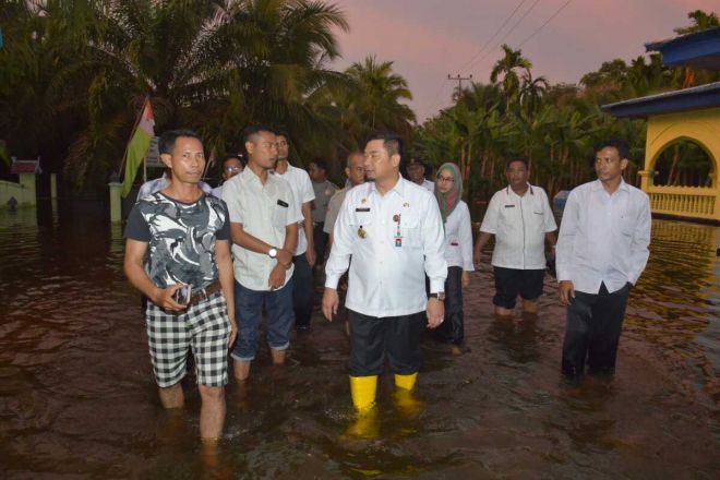 Pj.Bupati Kampar Salurkan Bantuan Korban Banjir Hingga Malam