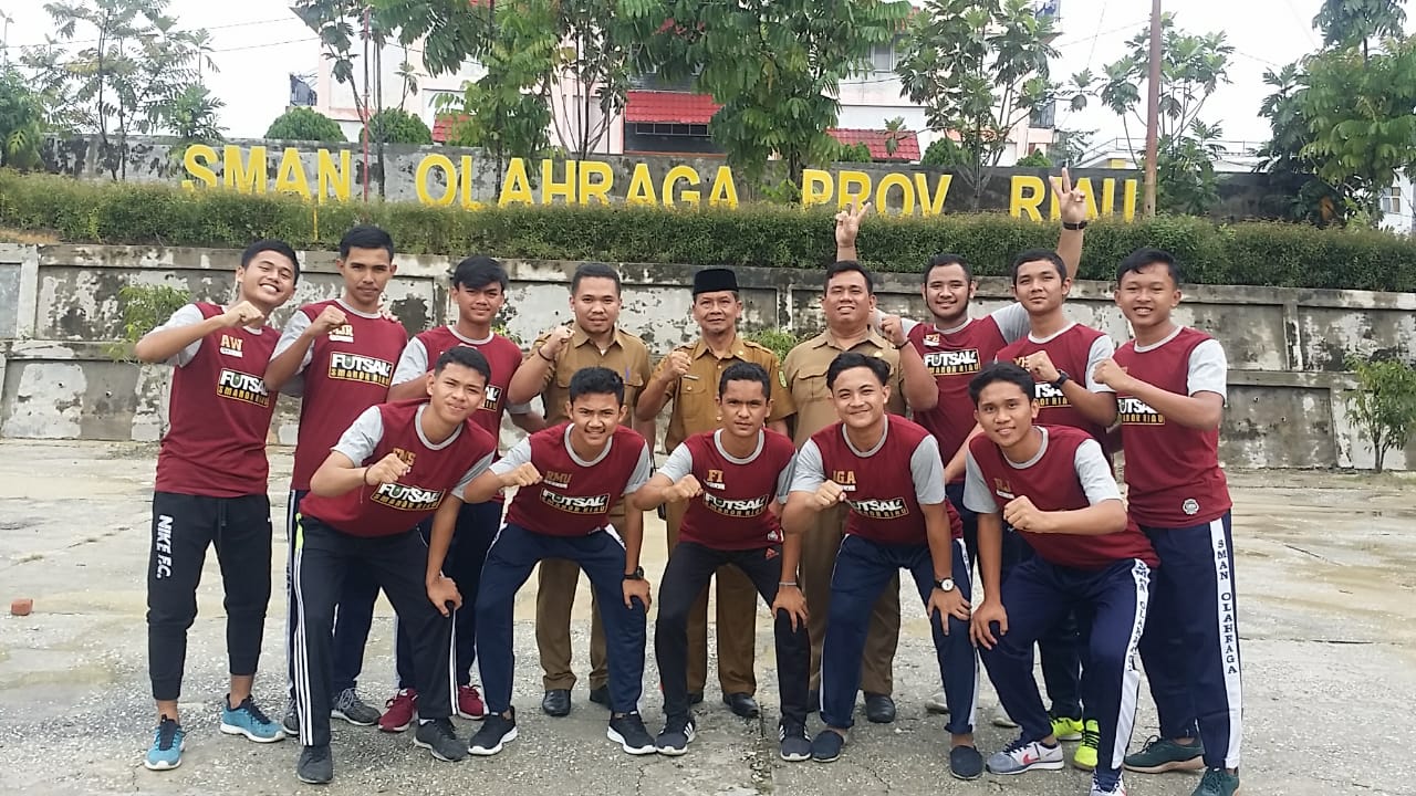 Kepala SMAN Olah Raga Riau Lepas Tim Futsal Mengikuti Kejurnas di Solo