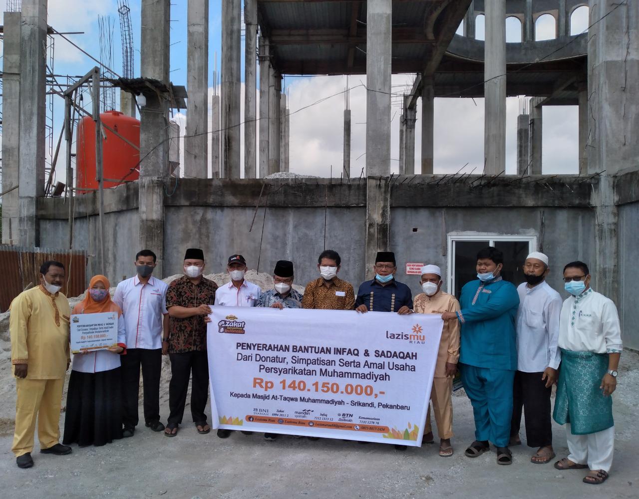 LAZISMU Riau Serahkan Bantuan Untuk Pembangunan Gubah Mesjid Taqwa