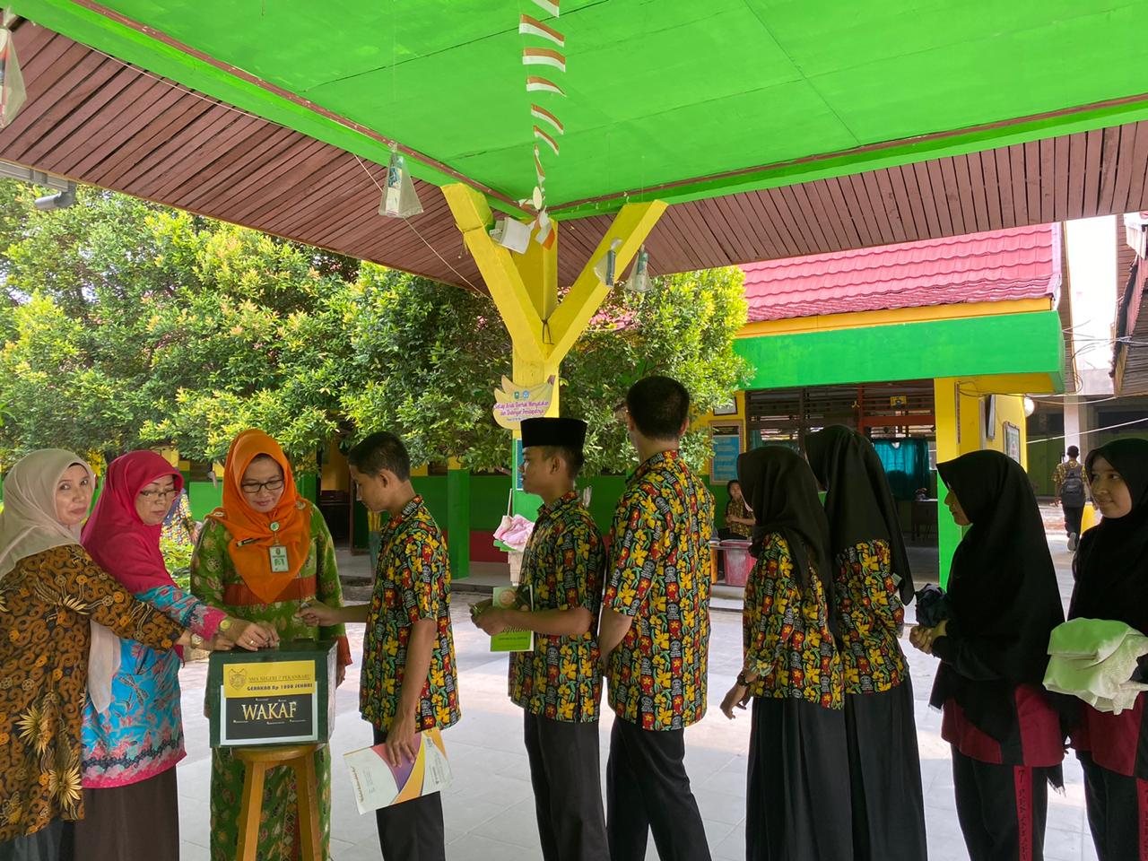 SMAN 7 Pekanbaru Sukseskan Program Gubernur Riau Melalui Gerakan Wakaf Seribu
