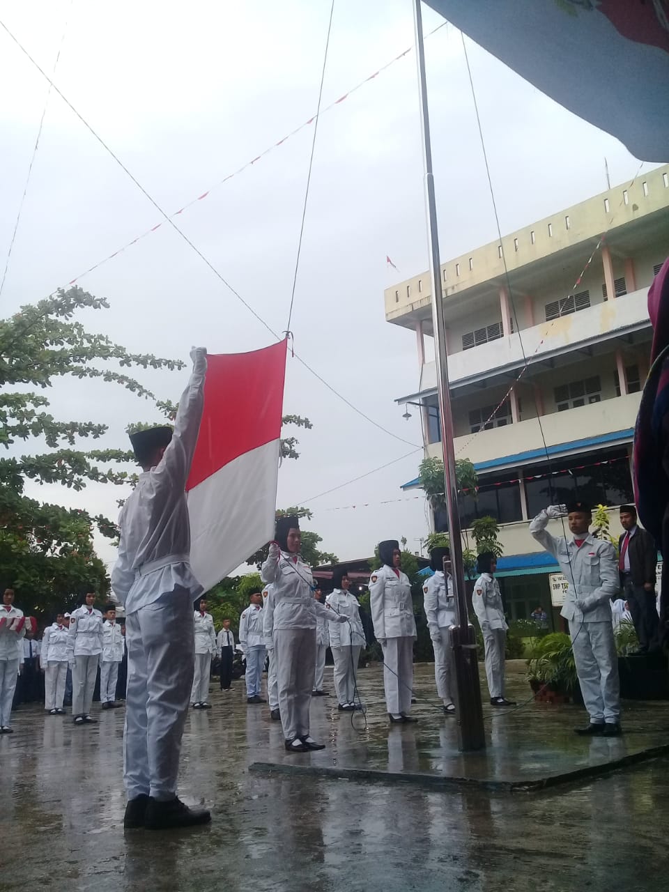 Diguyur Hujan, SMP dan SMK Telkom Pekanbaru Laksanakan Upacara HUT ke-73 RI Dengan Khidmat