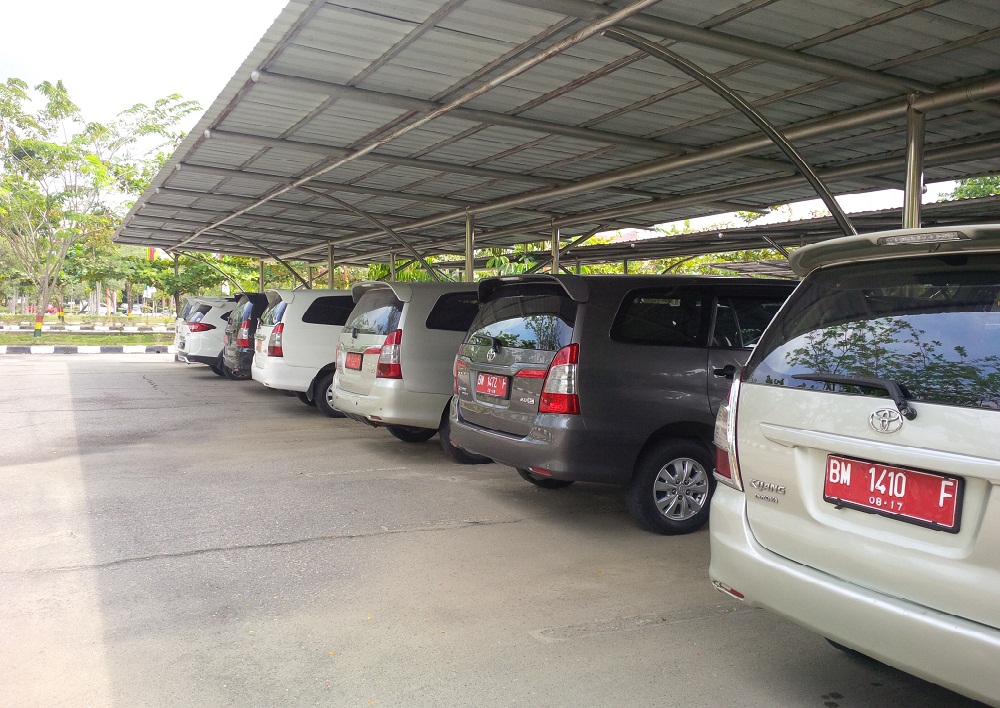 Para Anggota DPRD Kampar Mengembalikan Mobil Plat Merah