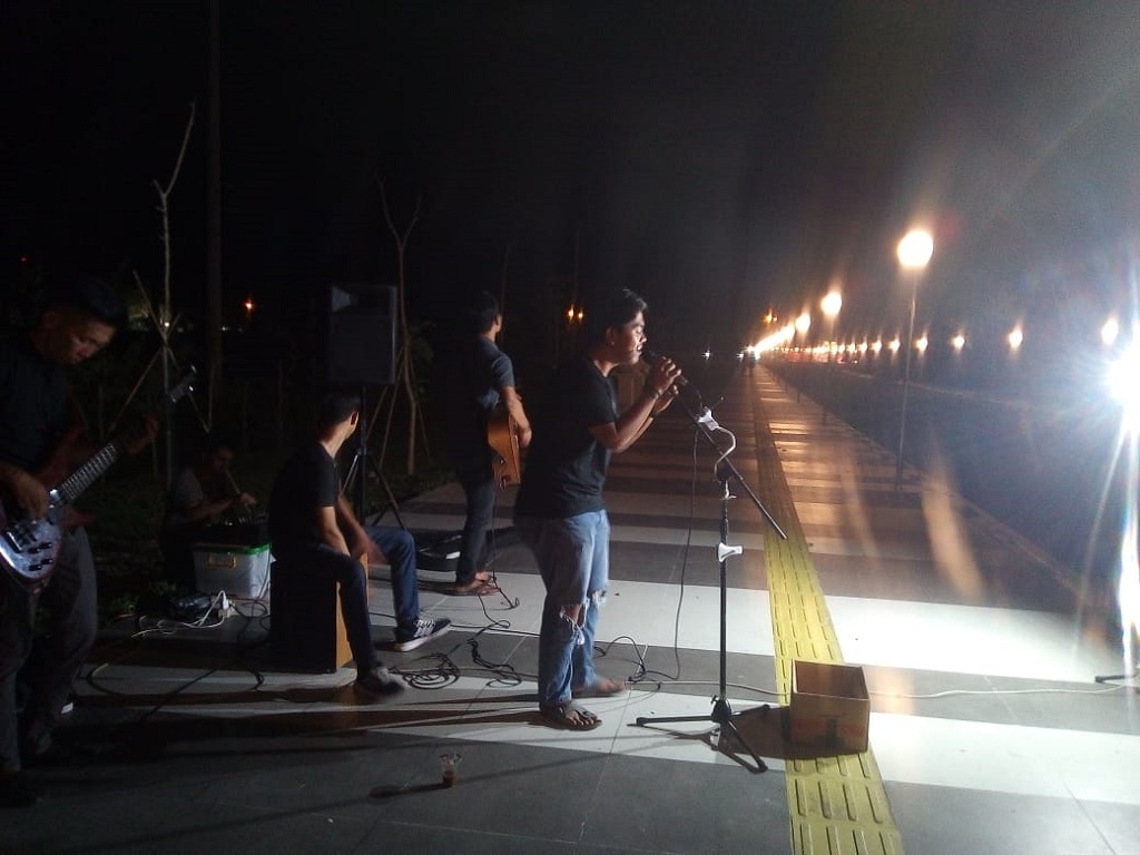 Nge-jam  di Trotoar Jalan Sultan Muzafarsyah Kota Siak,MTJ Siak Tampilkan Hiburan Musik.