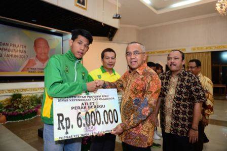 Gubernur Riau Serahkan Bonus Kepada Atlet dan Pelatih Berprestasi