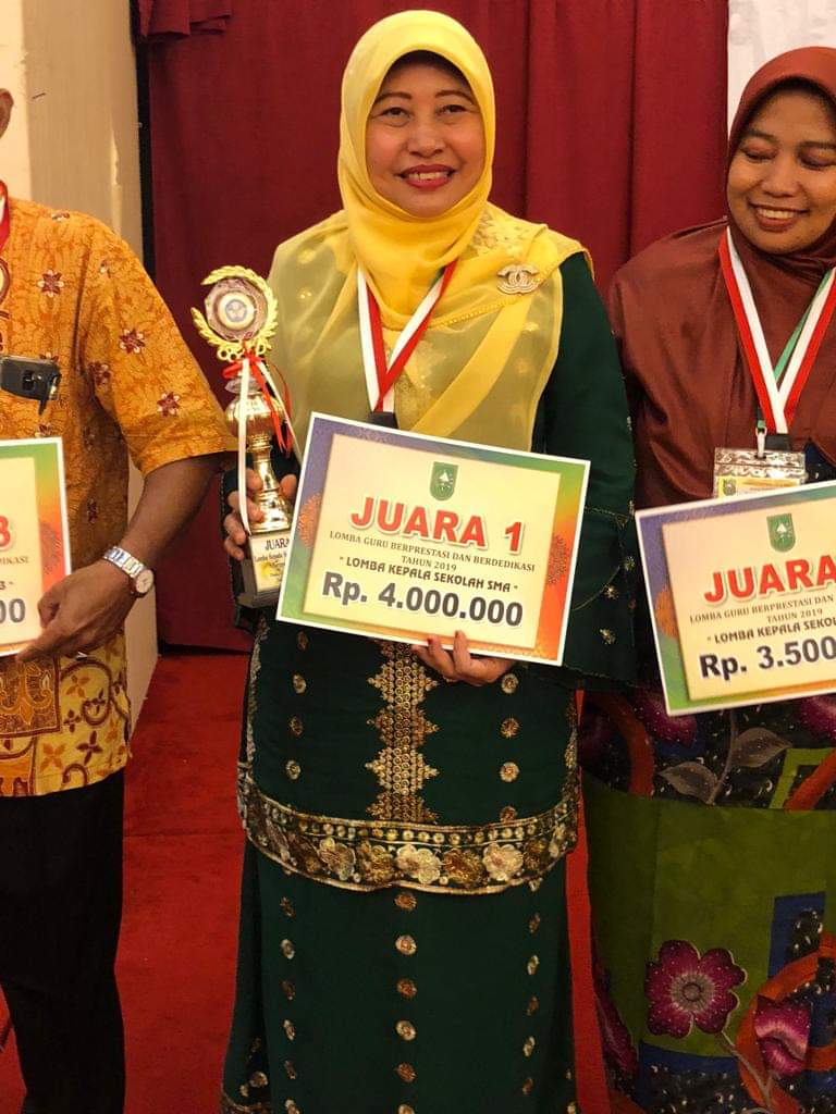 Kepala SMAN 6 Pekanbaru Juara 1 Lomba Kepala Sekolah Berprestasi Tingkat Provinsi Riau 2019
