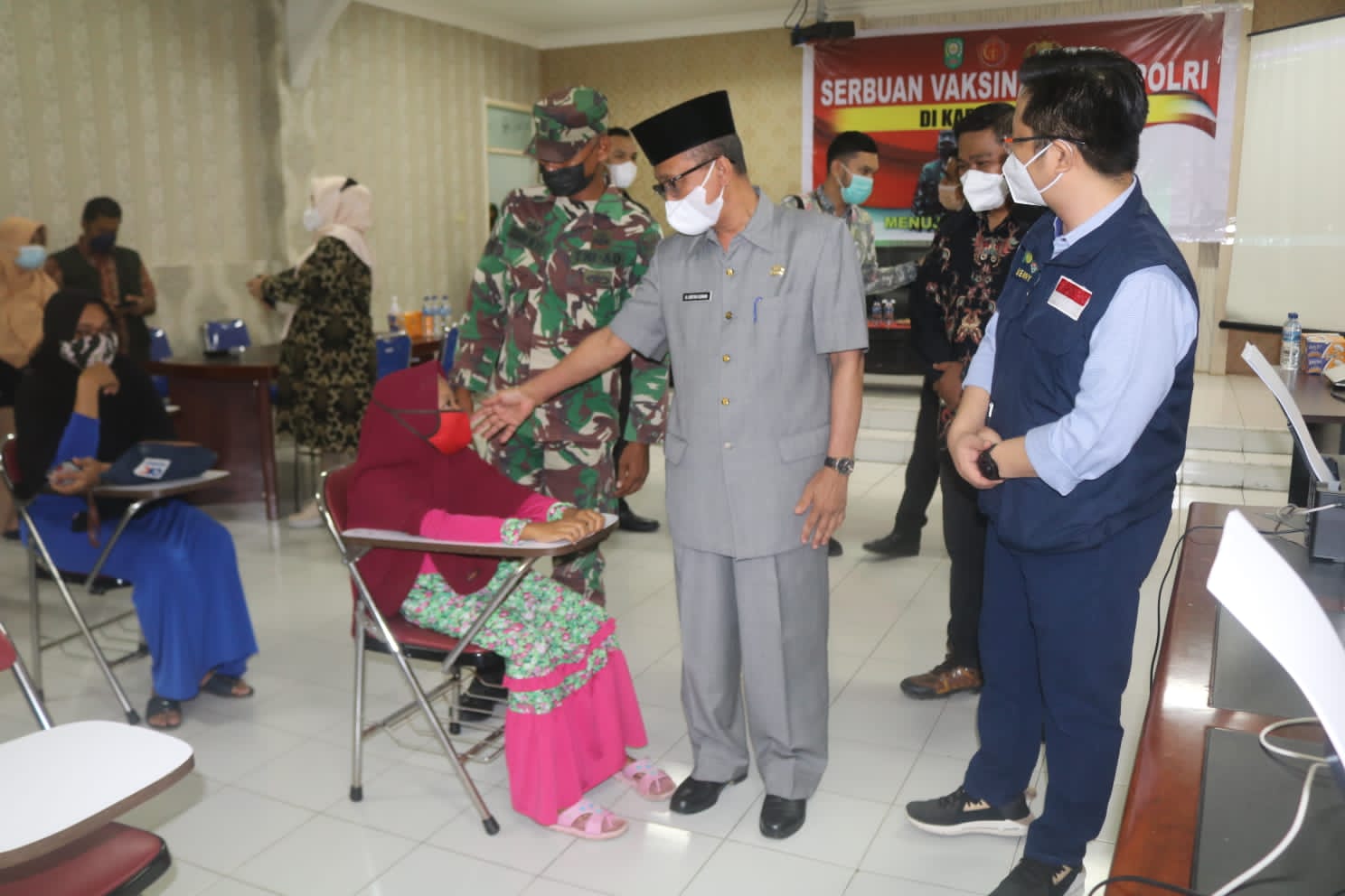 Sekdakab Siak Tinjau Serbuan Vaksinasi TNI – POLRI di RSUD Tengku Rafian Siak