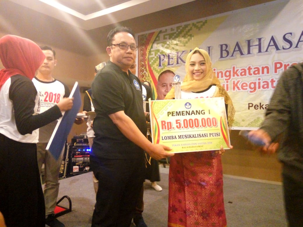SMAN 1 Pekanbaru Juara 1 Lomba Musikalisasi Puisi Tingkat Provinsi