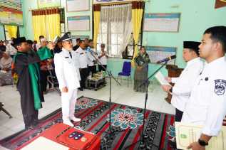 Wabub Kab.Siak Husni Merza lantik Pejabat Penghulu Kampung Rempak,Kec Sabak Auh