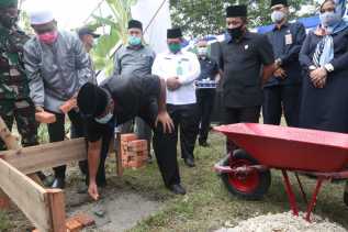 Bupati Siak Alfedri Letakkan Batu Pertama Pembangunan RKB Ponpes Darul Hadist Sultan Yahya Kec.Siak