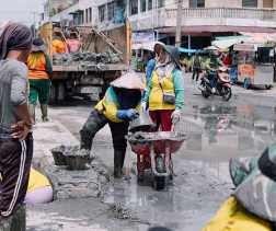 Pasukan Kuning PUPR Kota Pekanbaru Bersihkan Drainase Tersumbat di Jalan Cempaka