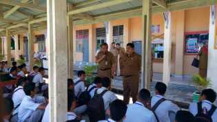 Kamsol Tinjau UNBK di SMKN 2 Pekanbaru