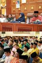 Penuhi janji saat Kampanye,Bupati Kab.Siak Afni akan beri Seragam bagi Siswa baru masuk Sekolah
