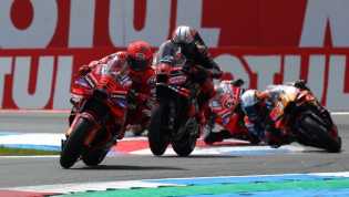 6 Pembalap Berguguran di Race MotoGP Belanda 2025, Marc Marquez Kokoh di Podium Utama