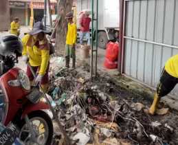 Dinas PUPR Kota Pekanbaru Lakukan Pembersihan Drainase Jalan Pepaya