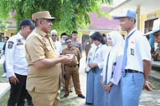 Bupati Kab.Siak Alfedri serahkan Kartu Tanda Penduduk Elektronik Kepala Pelajar SMK 1 Koto Gasib