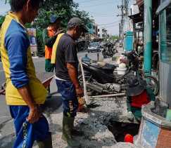 Pasukan Kuning Dinas PUPR Pekanbaru Lakukan Pembersihan Drainase di Jalan M Yamin