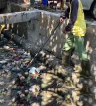 Pasukan Kuning Dinas PUPR Kota Pekanbaru Lakukan Normalisasi Drainase di Jalan Jendral Sudirman