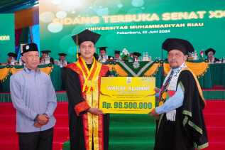 Puisi Rektor Mewarnai Pelaksanaan Wisuda Ke-26 dan Peringatan Milad Ke-16 UMRI