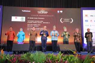 Bupati Kab.Siak Raih Penghargaan Top Pembina BUMD dari Majalah Top Business  Award 2023