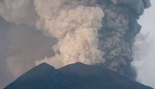 Erupsi Eksplosif Gunung Agung Tinggal Hitungan Jam