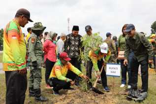 Dukung Aksi Nyata Program Riau Hijau Sekda Siak Apresasi Dinas LHK Riau,Bagikan 10 Ribu Bibit Pohon