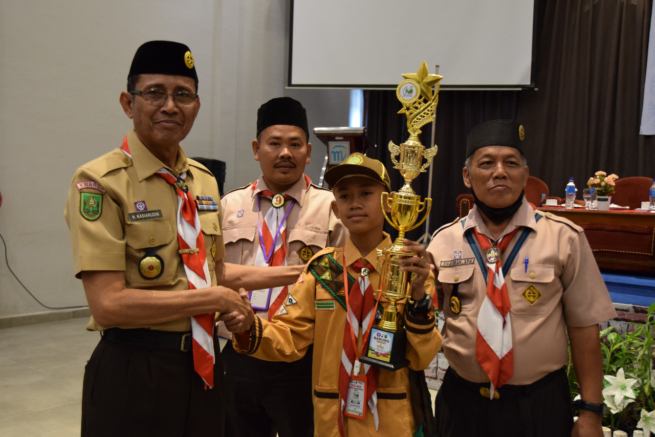 Tutup Pesta Siaga, Ketua Kwarda Riau serahkan Piala kepada pemenang lomba