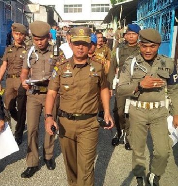 Satpol-PP Pekanbaru Segel Bangunan Ruko Tak Miliki Izin