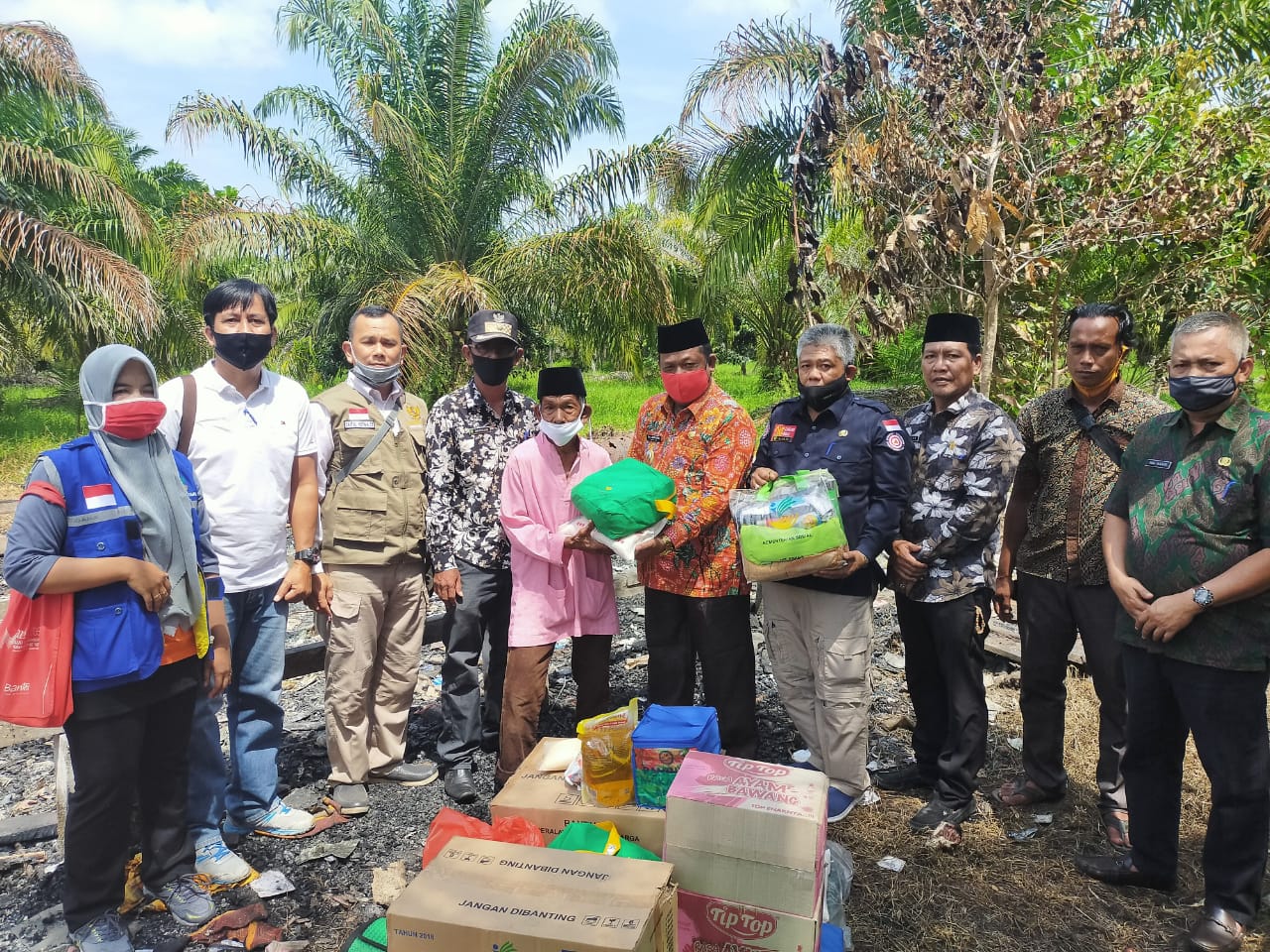 Wabup Rohil Serahkan Bantuan Korban Kebakaran untuk Warga Kepenghuluan Sei Nyamuk