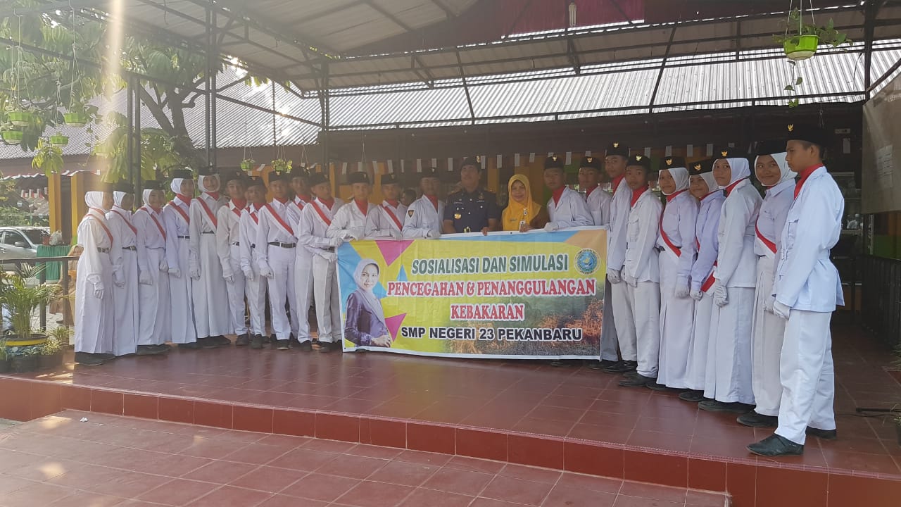 Damkar Pekanbaru Sosialisasi Penanggulangan Kebakaran di SMPN 23 Pekanbaru