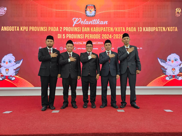 KPU RI Resmi Lantik 5 Anggota KPU Provinsi Riau Periode 2024-2029