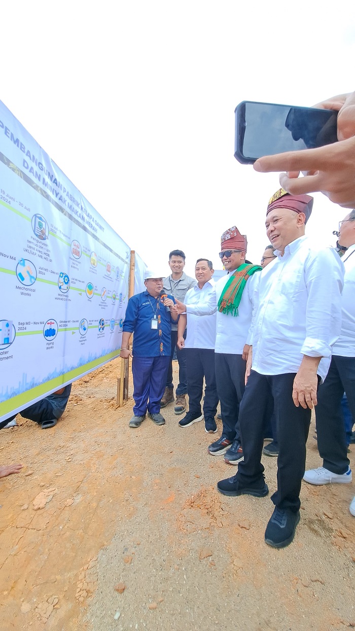 Bupati Zukri Bersama Menteri Koperasi Dan UKM RI Lakukan Prosesi Peletakan Batu Pertama